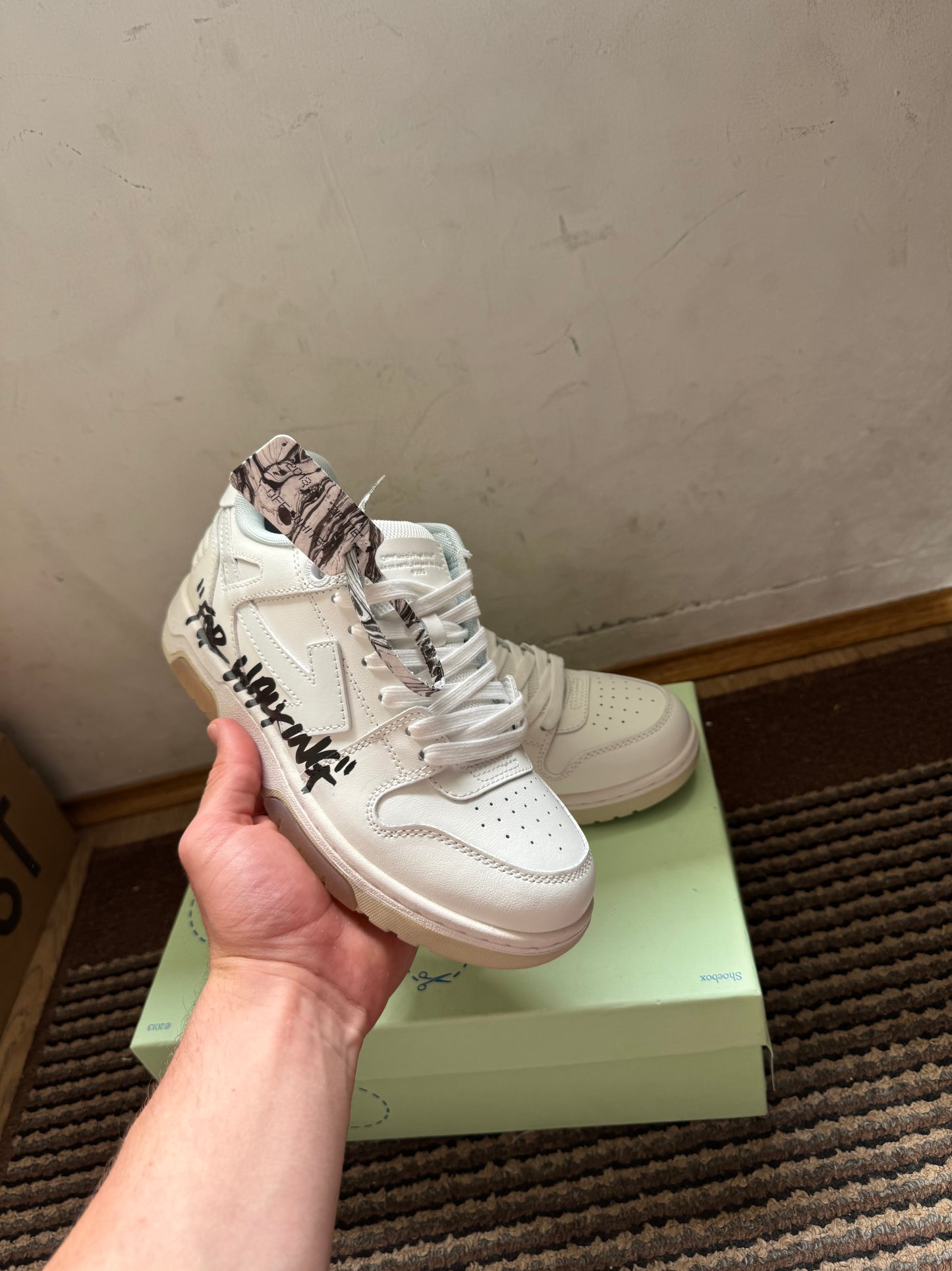 Off White Out of Office Broj 38(Odmah dostupno)