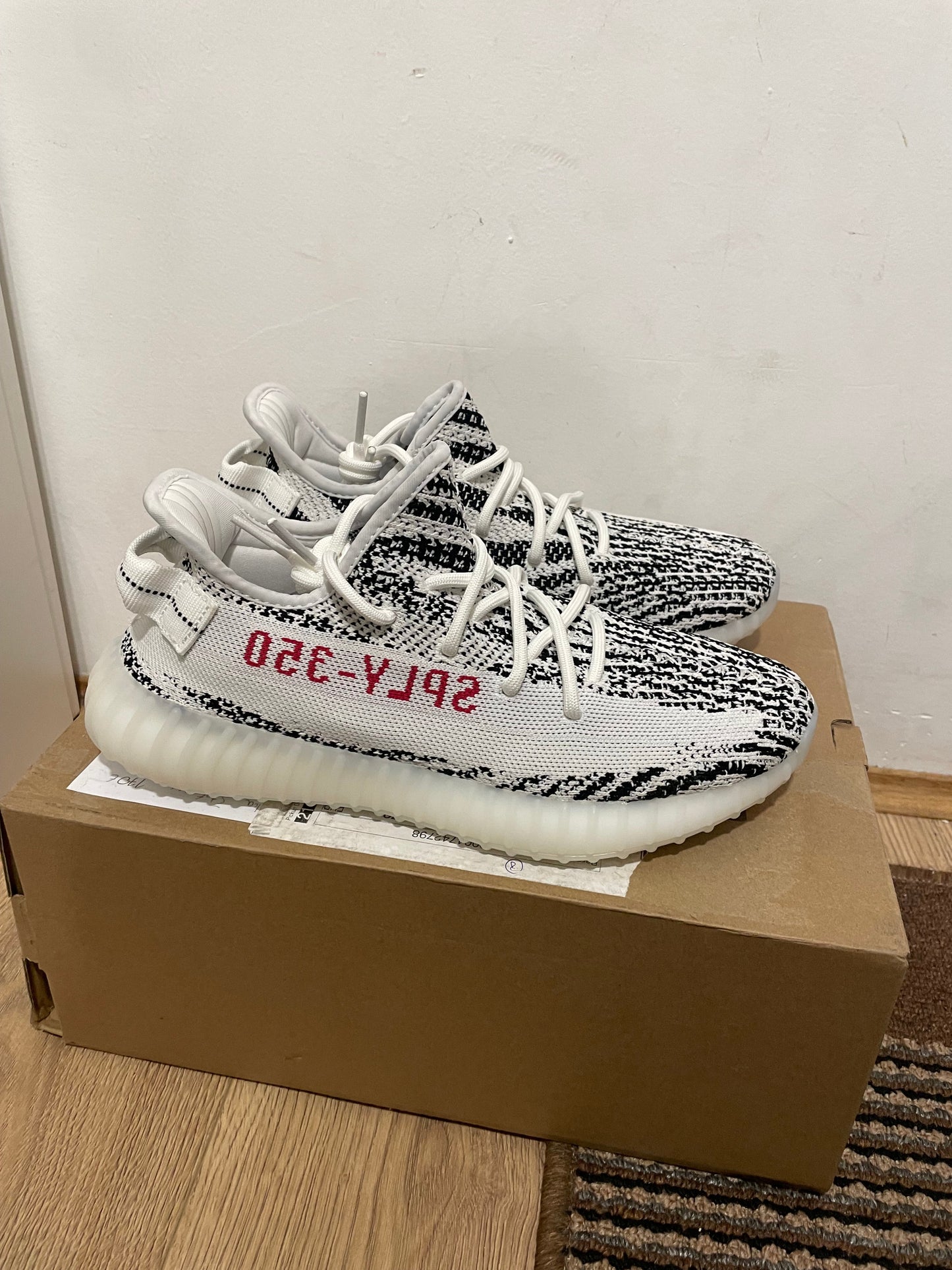 Yeezy350 Zebra Broj 42(Odmah dostupno)