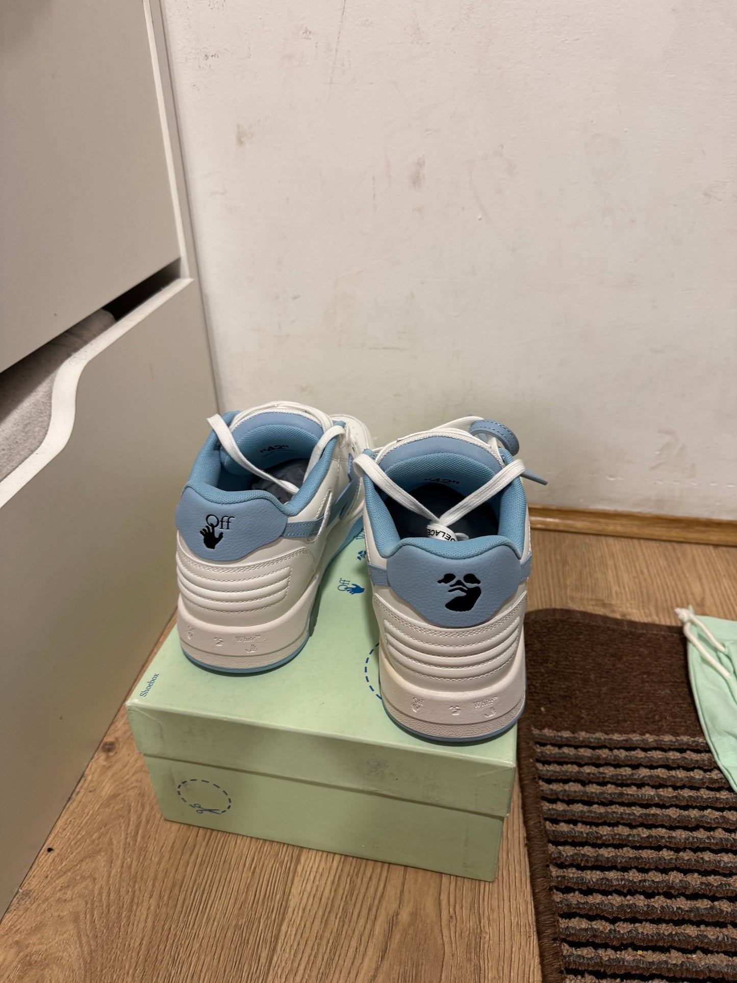 Off White Out of Office Broj 41,47(Odmah dostupno)
