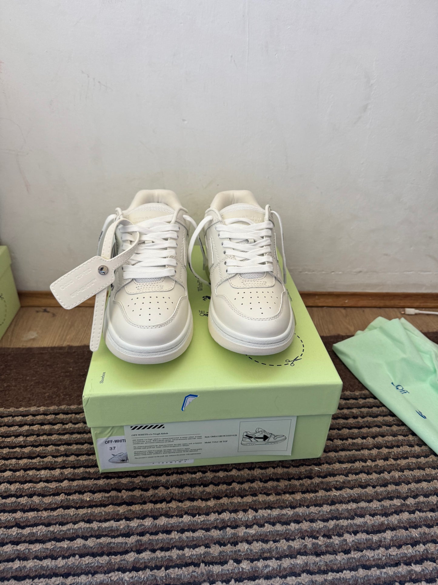 Off White Out of Office Broj 44(Odmah dostupno)