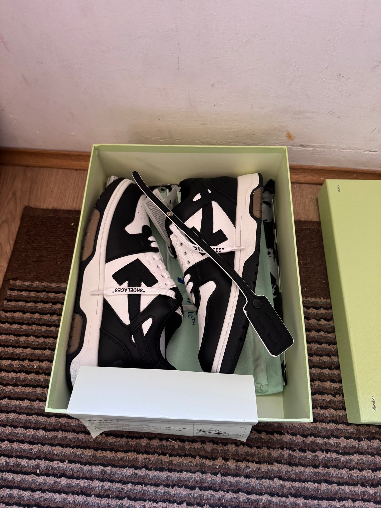 Off White Out of Office Broj 42(Odmah dostupno)