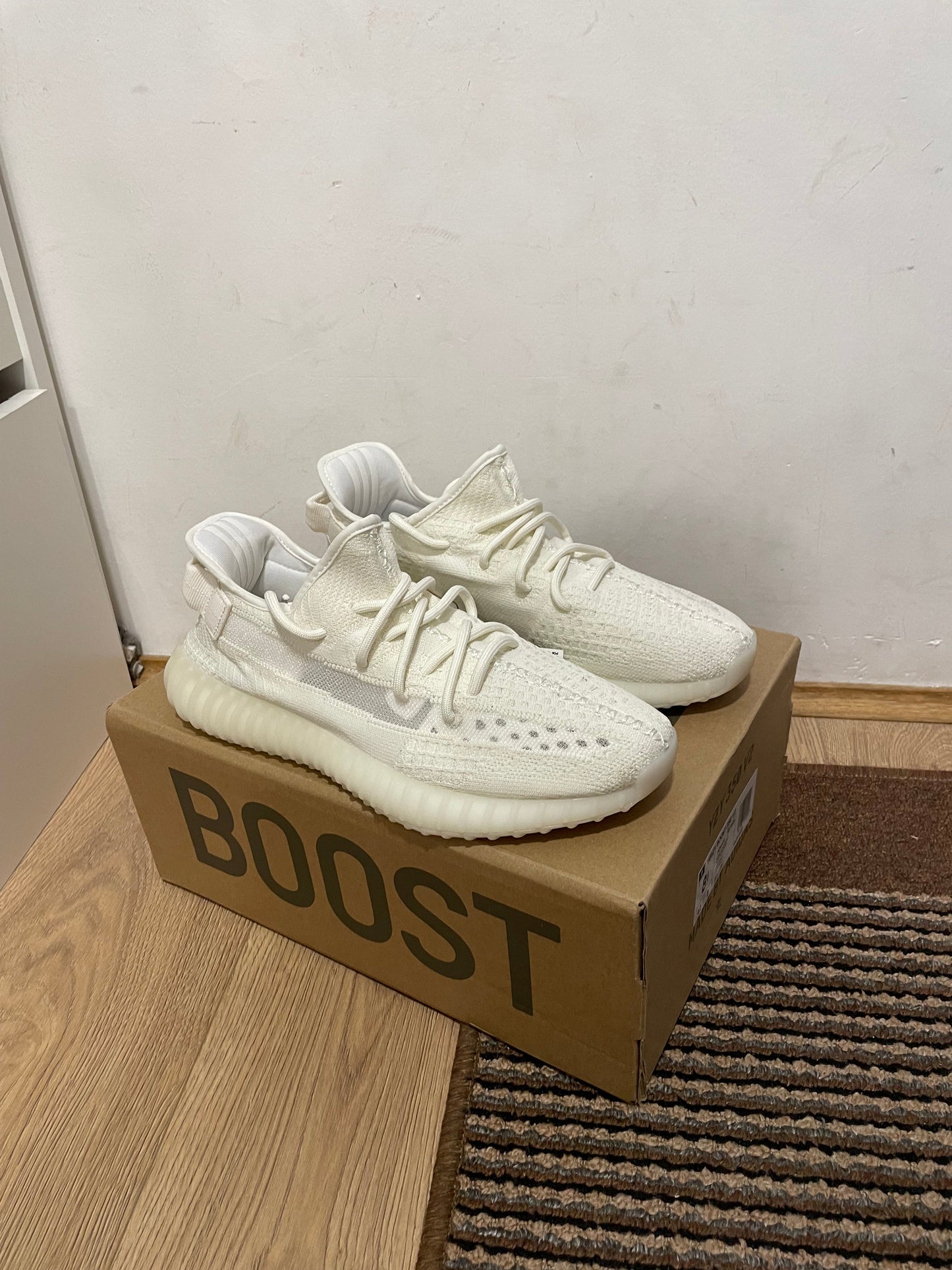 Yeezy 350 Bone Broj 37,44,46(Odmah dostupno)