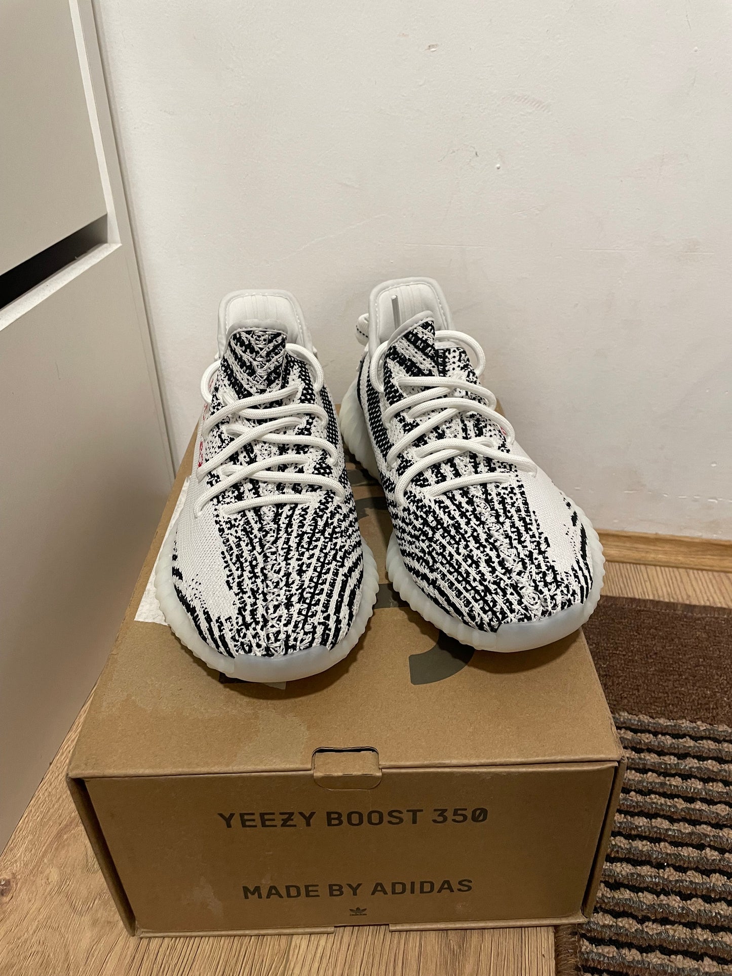 Yeezy350 Zebra Broj 42(Odmah dostupno)