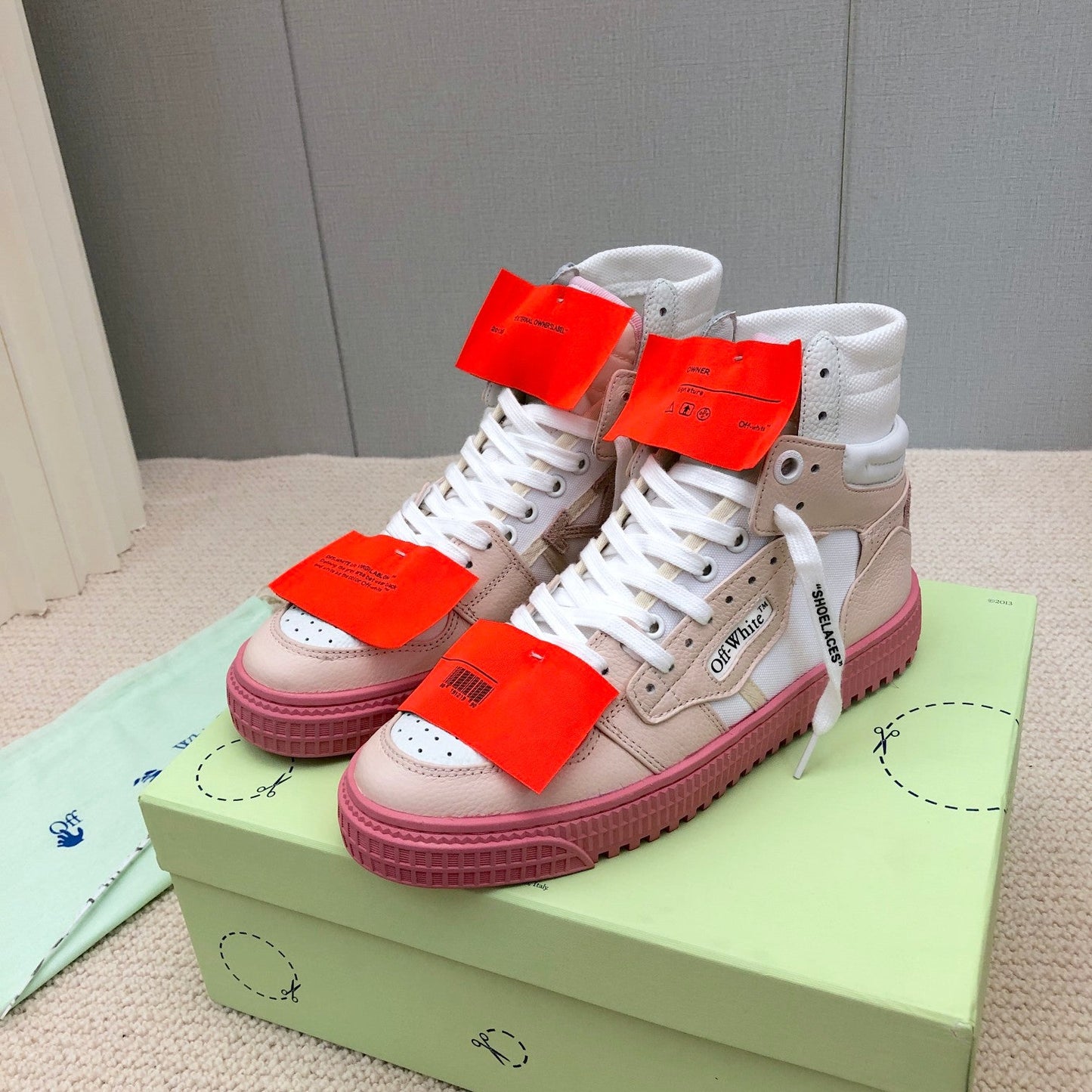 OFF-WHITE Court