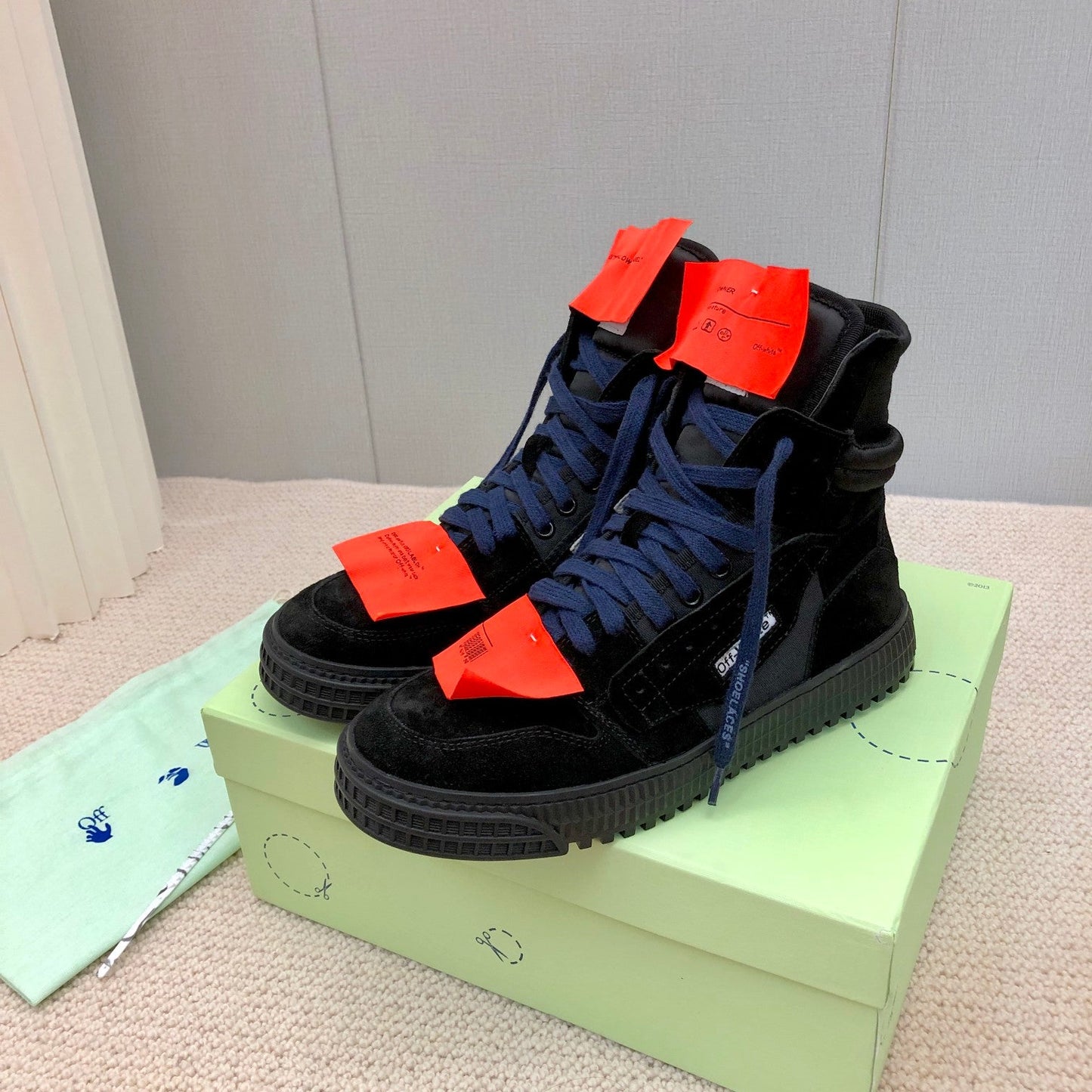OFF-WHITE Court